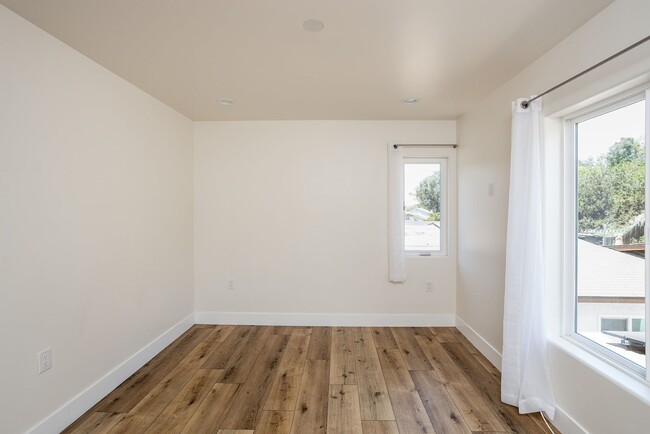 Building Photo - 1 Bedroom in Oceanside!