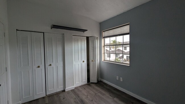 Building Photo - 721 SW 148th Ave