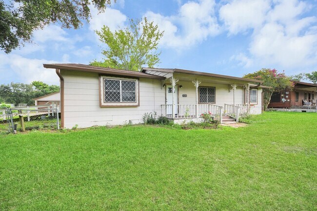 Building Photo - 535 Pampa St