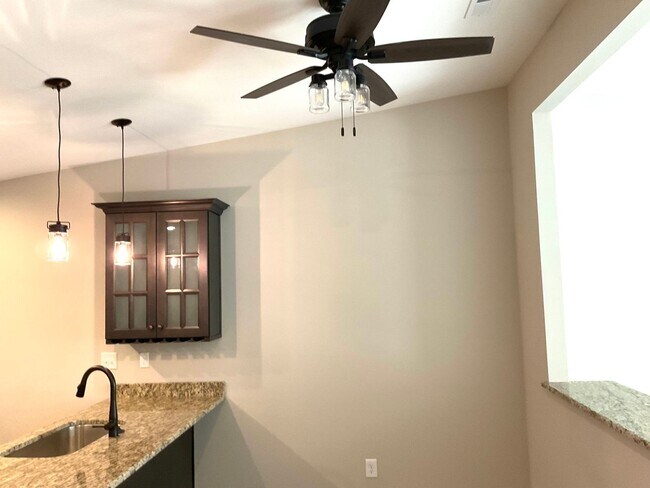 Building Photo - Court Square Town Home Duplex Apartment with Attached Garage