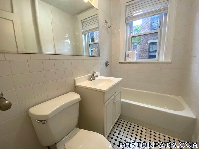 Building Photo - 121 Park Dr