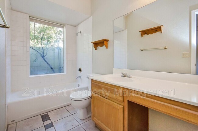 Building Photo - 5802 E Enrose St