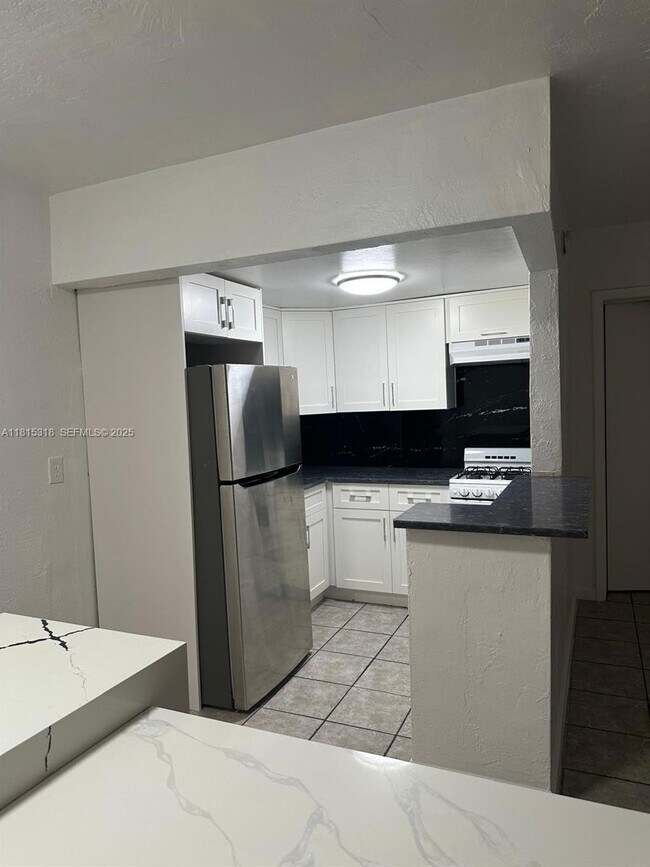 Building Photo - 1230 W 54th St