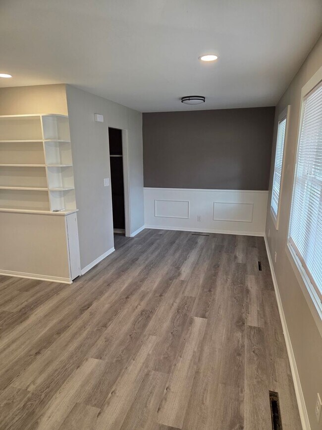 Building Photo - 3 bed, 1 bath, 1 car garage with fenced in backyard. District 66, right next to Aksarben!