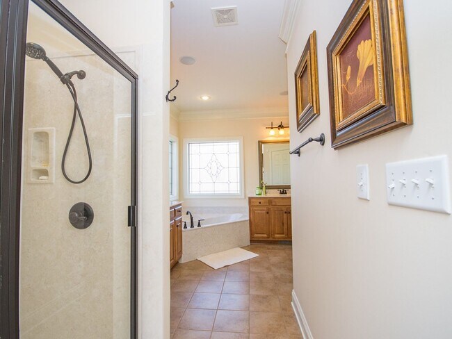 Building Photo - Lake Forest Subdivision. Enjoy all the amenities!