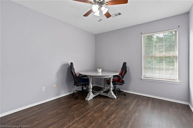 Building Photo - 2409 Crestview Ln