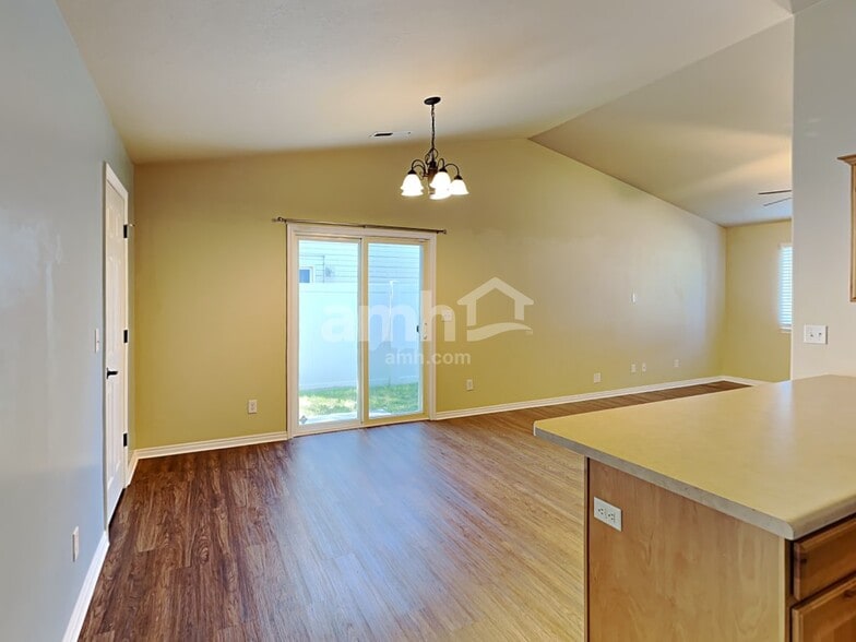 Building Photo - 260 N 360 W