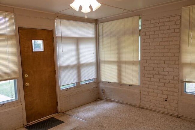 Building Photo - $2,100 | 3 Bedroom, 2 Bathroom House | Pet...