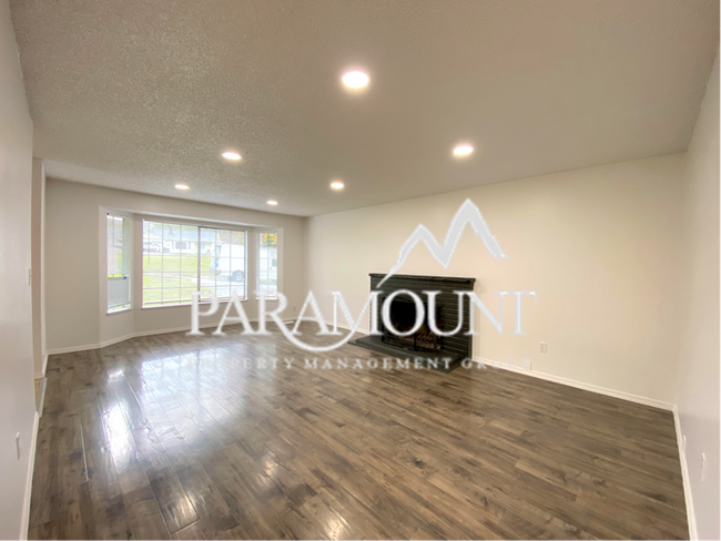 Building Photo - Newly Renovated 3 Bedroom!