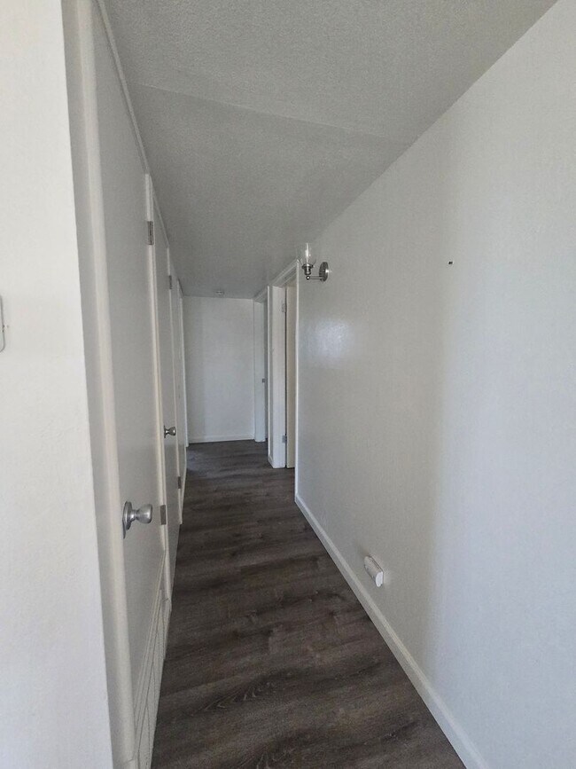 Building Photo - 3 BR 2 BA Available Now