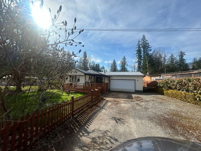 Building Photo - Adorable 2 Bedroom House for Rent in Maple...