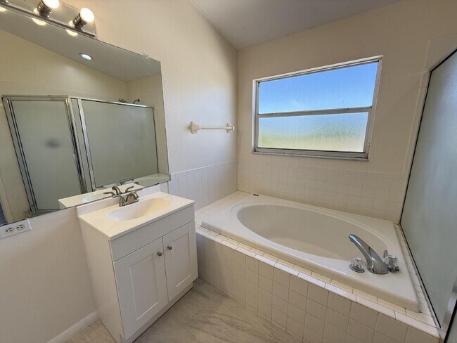 Building Photo - Beautifully remodeled 6 bedroom - 3 bath home in Summerfield Village