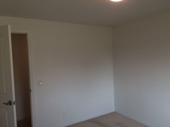 Building Photo - PENDING APPLICATIONS! Single Family Home i...