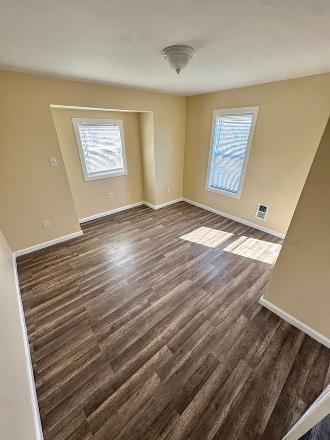 Building Photo - FOUR/FIVE BEDROOM End of Row