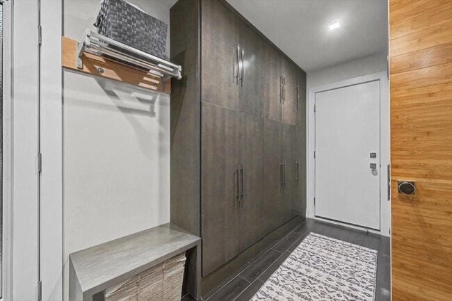 Building Photo - 2076 Valley Lo Ln