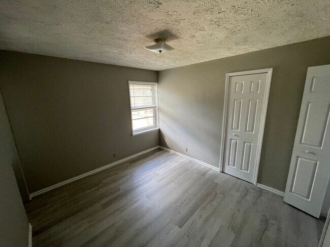 Building Photo - $875 Potter House Apartments: Directly adjacent to BSU and IU Health Ball Memorial Hospital.