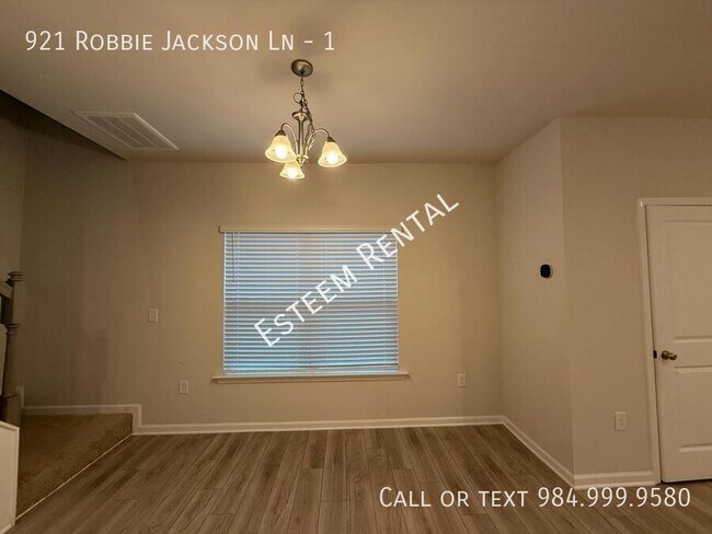 Building Photo - 921 Robbie Jackson Ln