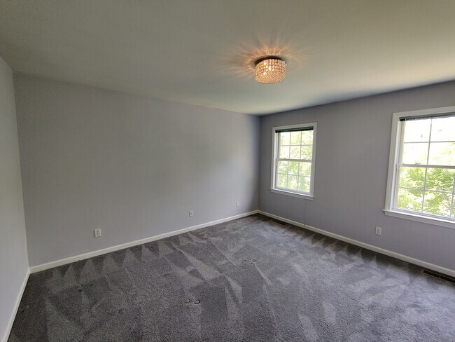 Building Photo - 6 Stephanie Ln