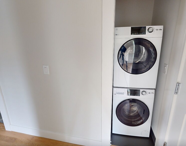 Building Photo - 208 Banks St