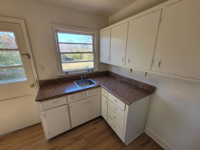 Building Photo - 3 Bedroom 1 Bathroom House