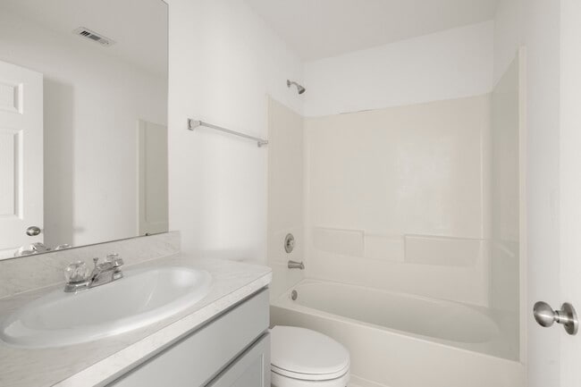 Building Photo - 843 Deerhurst Ln