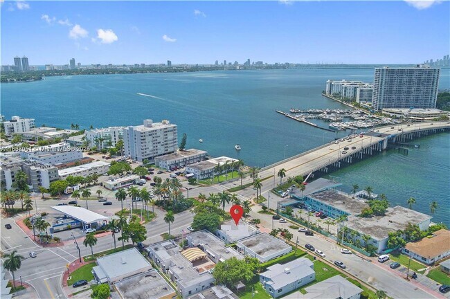 Building Photo - 2101 Bay Dr