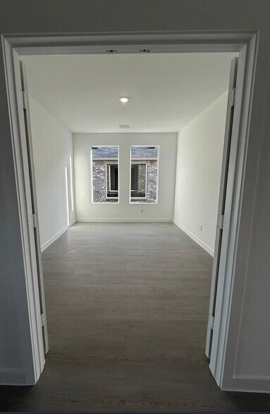 Building Photo - 7116 Dandelion Rd