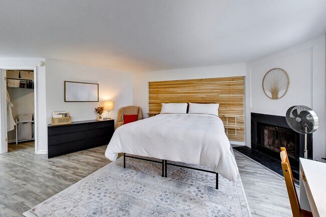 Building Photo - 2bd/2.5ba hideaway in the heart of Reston - incredible location $2750+util.