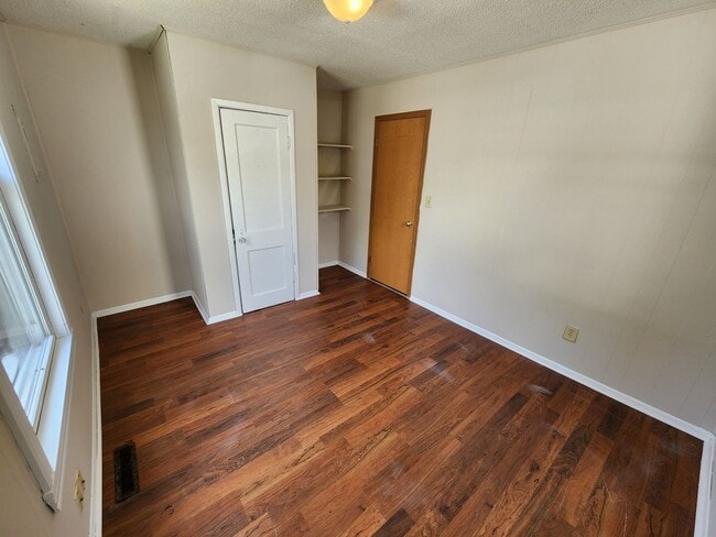 Building Photo - Spacious 2-Bedroom, 1-Bathroom Home AVAILABLE NOW!!