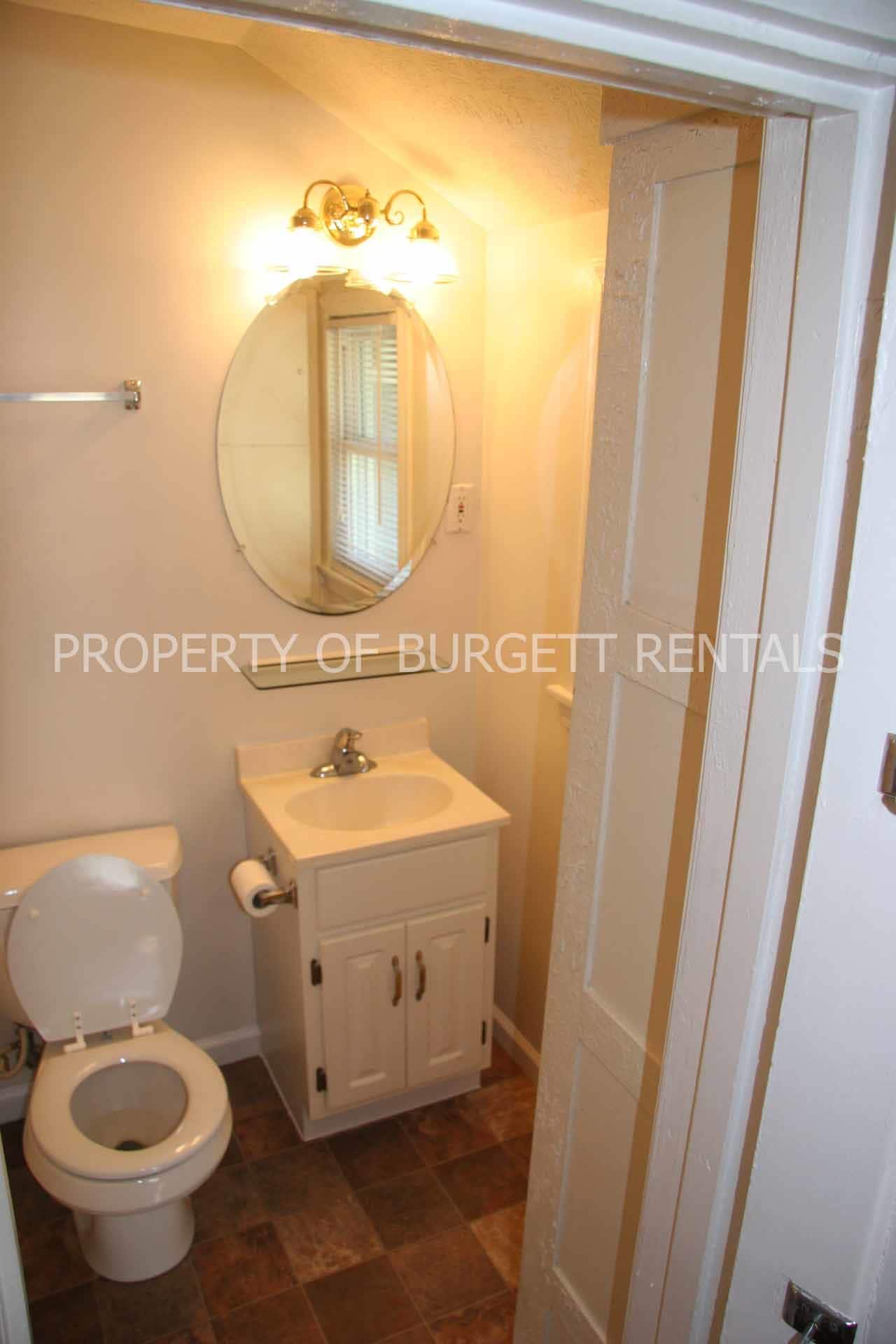 Building Photo - 491 Robinson St