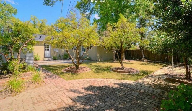 Building Photo - Hollywood Park Cottage