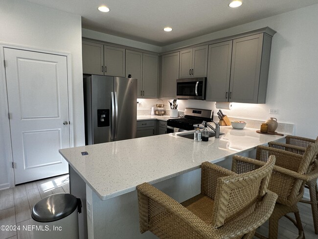 Building Photo - 411 Brandon Lks Dr