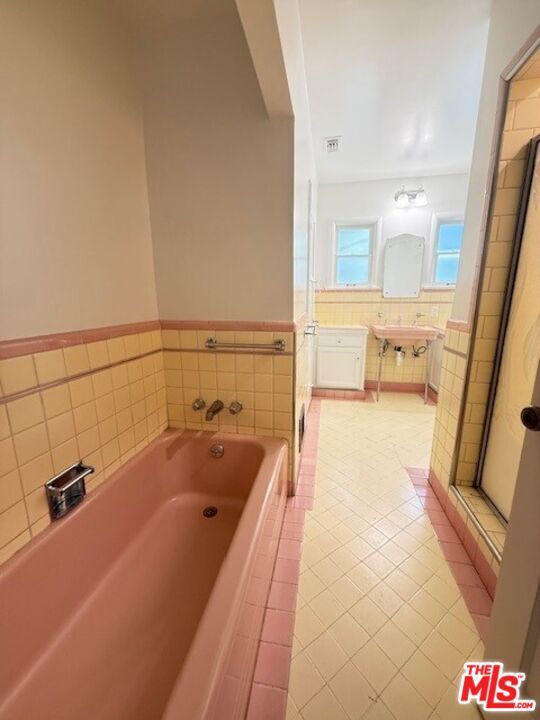 Building Photo - 2515 Canyon Dr