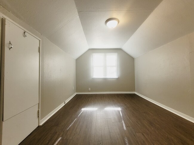 Building Photo - 922 W 4th St