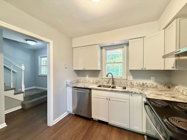 Building Photo - Recently Remodeled 3BD, 2.5BA Raleigh Town...
