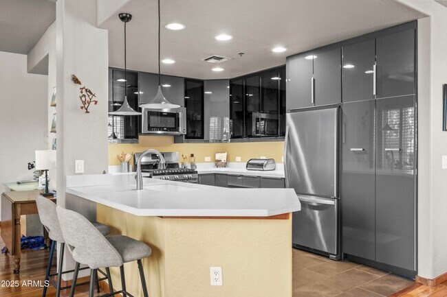 Building Photo - 17 W Vernon Ave