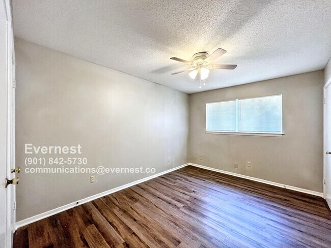 Building Photo - 6375 Greenbriar Dr