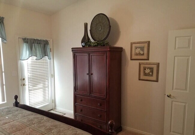 Building Photo - Furnished Quaint, Quiet Location, Centrally Located, 2 Bed 2.5 Bath