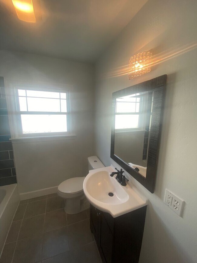Building Photo - 5 bed 2.5 bath home