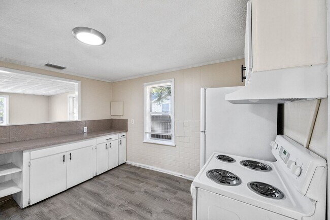 Building Photo - Cute St Pete Bungalow 3/1