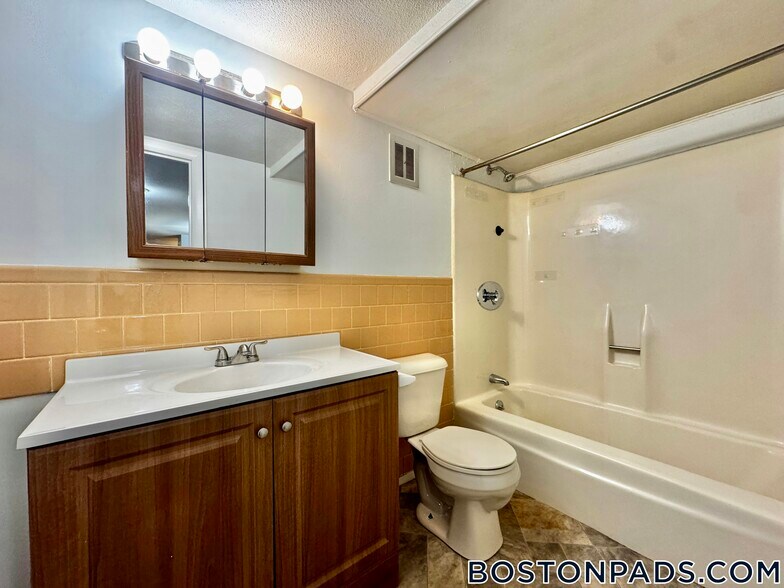 Building Photo - 695 N Main St