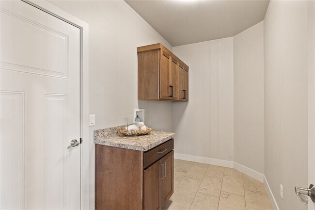 Building Photo - 4 Bed / 3 Bath Home in Silver Creek Estate...