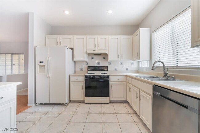 Building Photo - 2571 Thatcher Ave