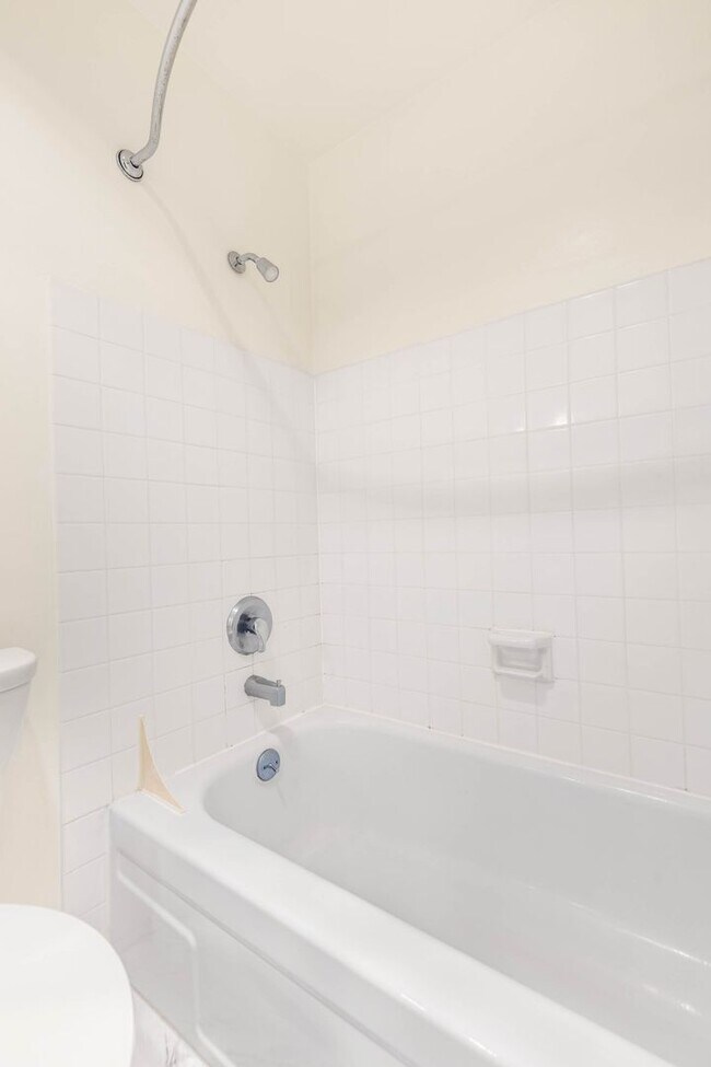 Building Photo - 1 Bedroom 1 Bath Condo in Kirkland