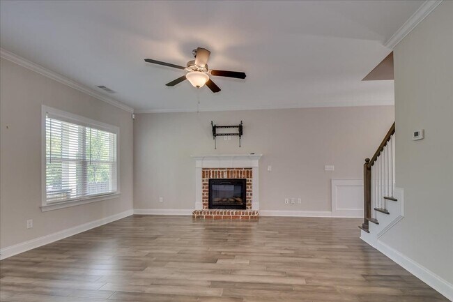 Building Photo - 323 Colonnades Dr