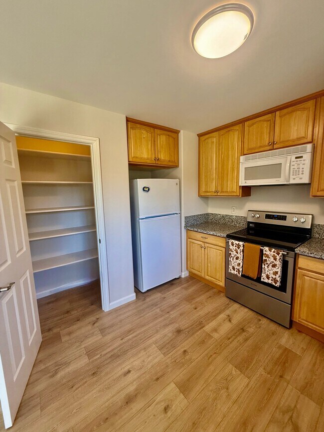 Building Photo - 240 Scholtz Ave