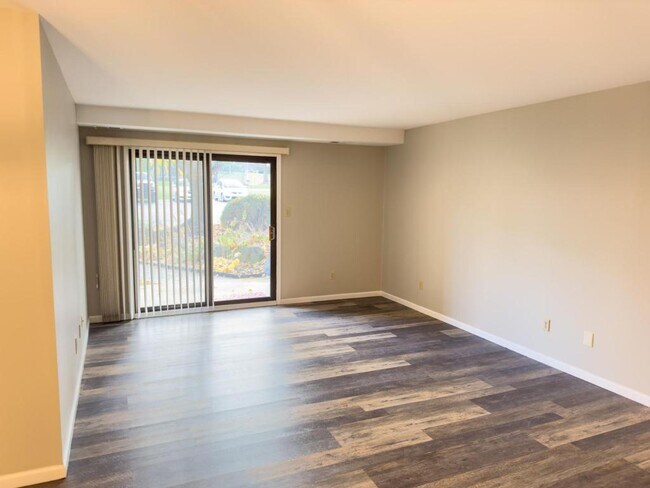 Building Photo - 4549 1/2 Hedgerow Dr