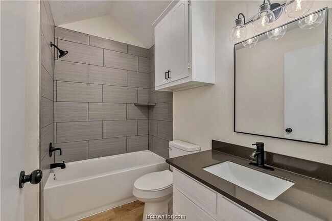 Building Photo - Take a look at this 3 bedroom 2 bath home
