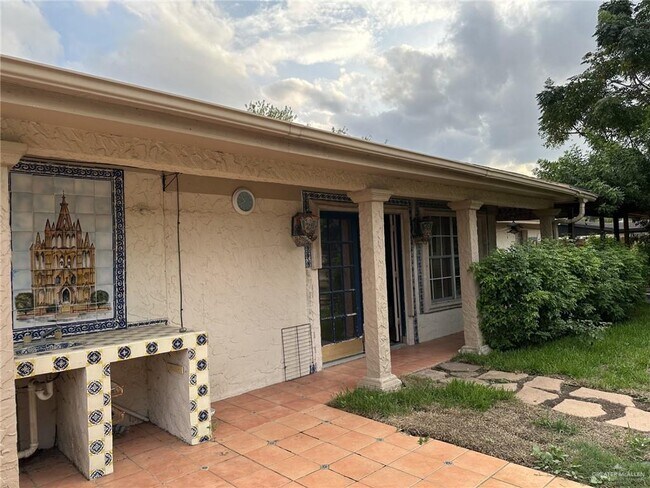 Building Photo - 1518 Redbud Ave