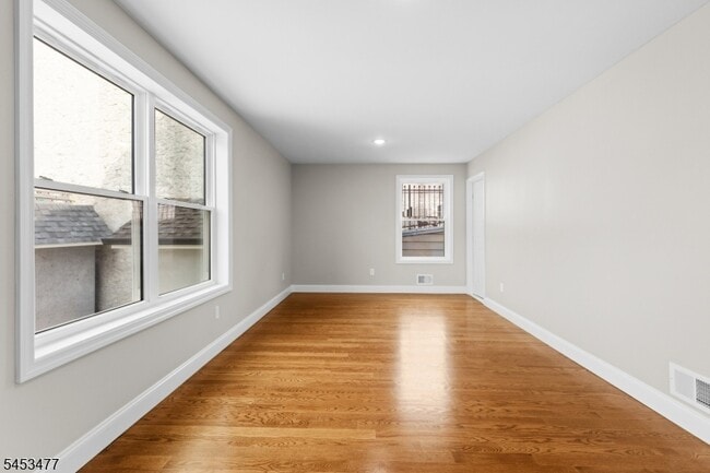 Building Photo - 806 2Nd Ave